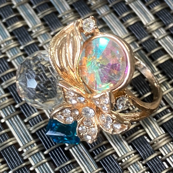 Beautiful Vintage Cluster Flower Ring with Blue and Clear Crystals (size 6.5) - Picture 4 of 13